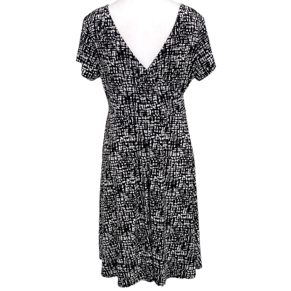 Kaileigh Black White Shortsleeved Wrinkle Free Dress - Picture 6 of 6